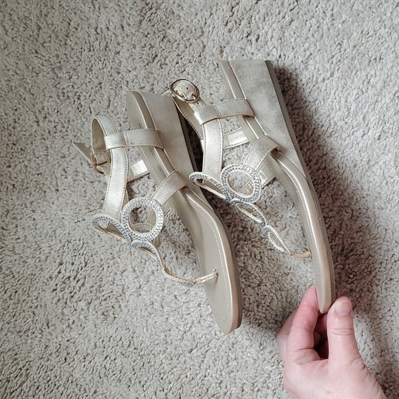 Bandolino Wedge Sandals Metallic 6 - Picture 3 of 8